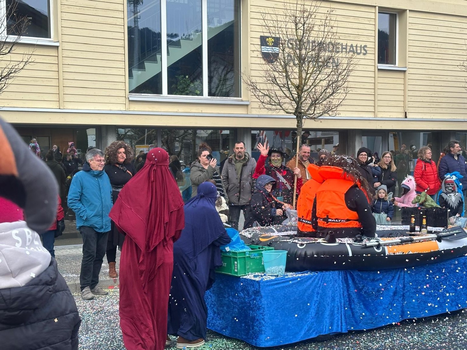 L'autre char: un canot pneumatique estampillé «Mittelmeer-Taxi» et deux femmes voilées.