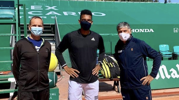 Le joueur entouré par ses deux entraîneurs: Toni Nadal (à droite) et Frédéric Fontang.