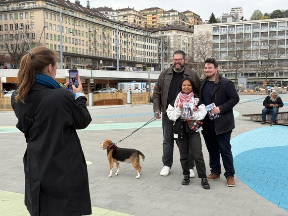 Sur la Riponne, photo souvenir pour Xavier Roth et les militants popistes. La photographe s'appelle Mathilde Maillard.