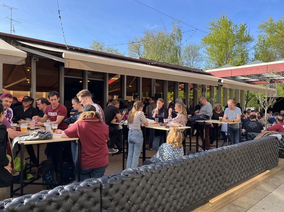 Une terrasse déjà pleine deux heures avant le début du match.