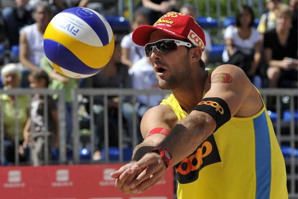 Sebastien Chevallier nimmt einen Service ab waehrend seinem Halbfinal mit Sascha Heyer gegen Andy und Roman Sutter an der Coop Beachtour auf dem Barfuesserplatz in Basel am Montag, 8. August 2011. (KE ...