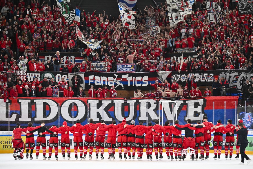 Rapperswil feiert mit Fans im Eishockeyspiel der National League zwischen den Rapperswil-Jona Lakers und dem HC Davos, am Samstag, 1. Maerz 2025, in der St. Galler Kantonalbank Arena, in Rapperswil-Jo ...