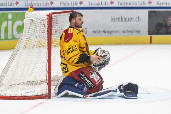 Langnaus Torhueter Robert Mayer reagiert im Eishockeyspiel der National League zwischen den ZSC Lions und SCL Tigers am Sonntag, 31. Oktober 2021, im Zuercher Hallenstadion. (KEYSTONE/Ennio Leanza)