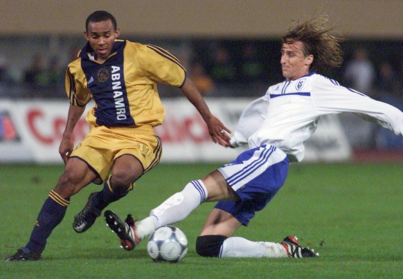 Lausanne-Sports player Olivier Baudry, right, and Ajax&#039;s Jesus Sousa de Wamberto fight for the ball, during their UEFA Cup second round first leg soccer game Lausanne-Sport vs Ajax Amsterdam, in  ...