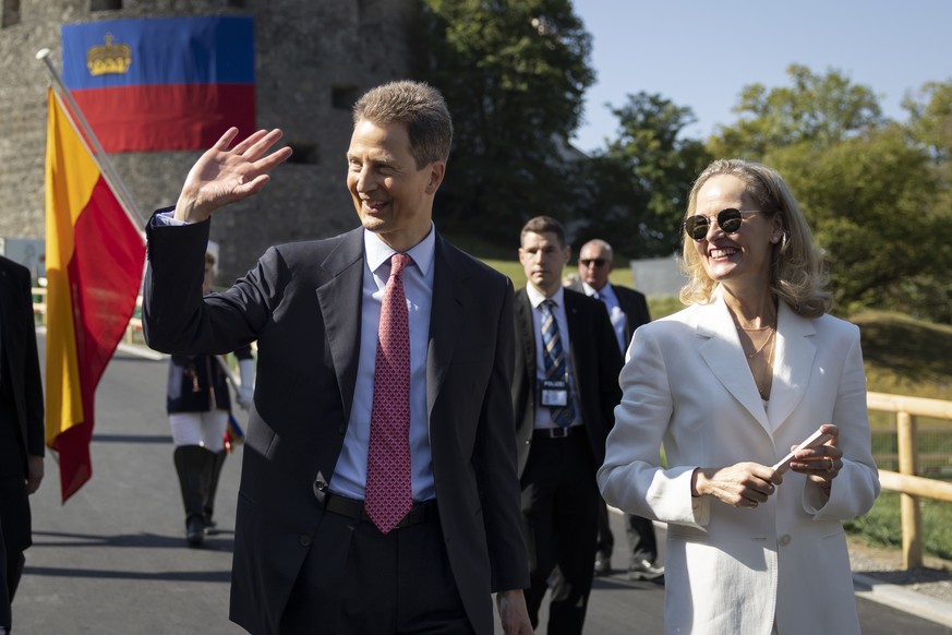 Erbprinz Alois von und zu Liechtenstein und Erbprinzessin Sophie am Liechtensteiner Staatsfeiertag, am Samstag, 15. August 2026, auf der Schlosswiese vor dem Schloss in Vaduz. (KEYSTONE/Peter Klaunzer ...