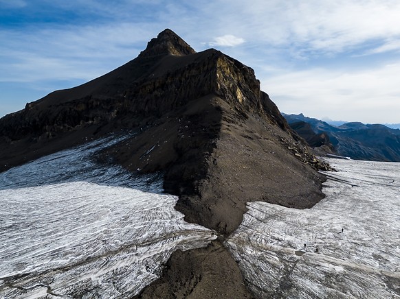 Les glaciers de Tsanfleuron (� dr.) et du Scex Rouge (� g.), sur le massif des Diablerets, sont d�sormais s�par�s par une bande rocheuse large de quelques m�tres.