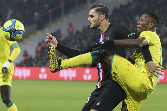 Nantes&#039; Charles Traore, center right, gets to the ball before PSG&#039;s Mauro Icardi during the League One soccer match between Nantes and Paris-Saint-Germain, in Nantes, western France, Tuesday ...