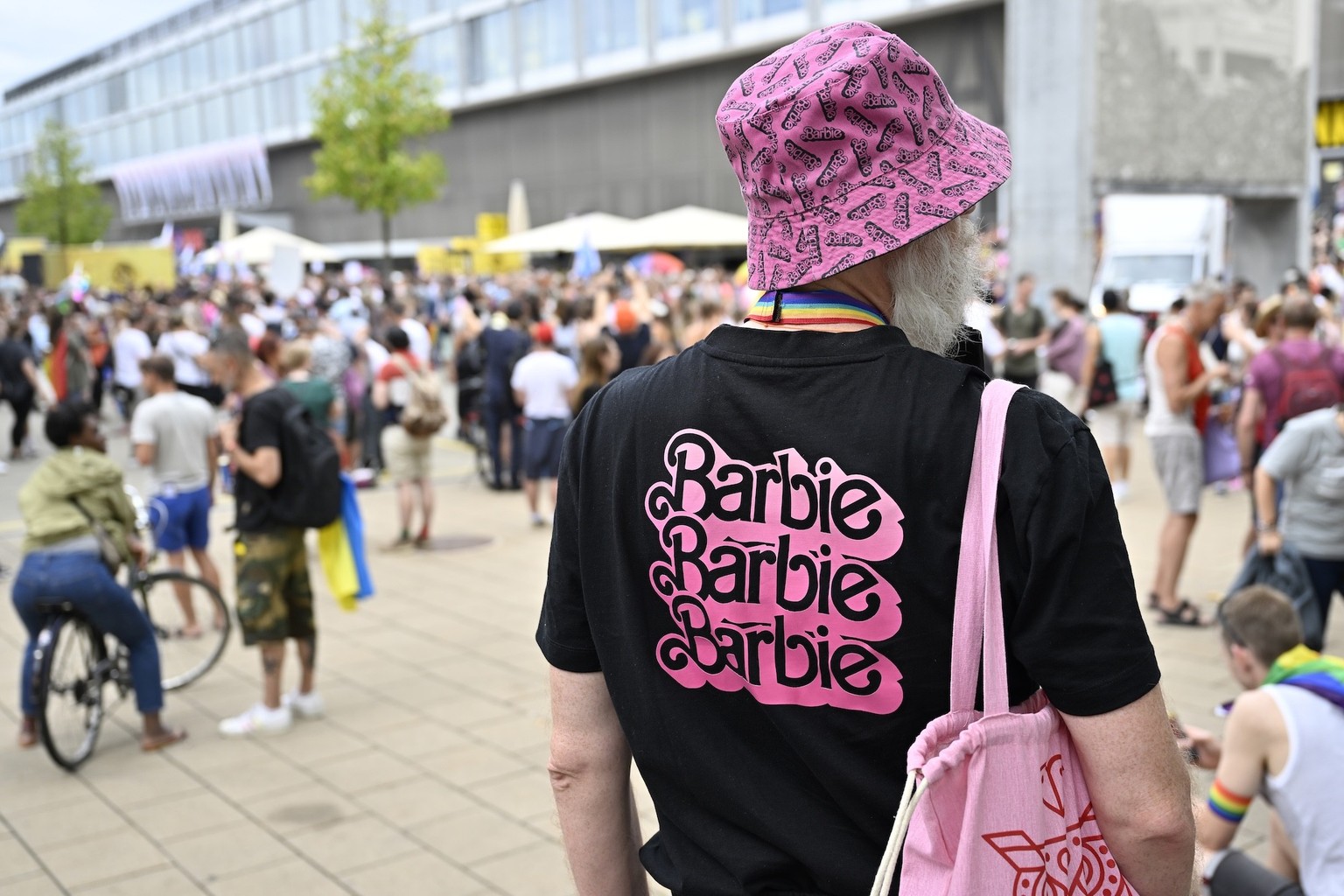 Teilnehmerinnen und Teilnehmer anlaesslich der Pride Kundgebung wo sie fuer queere Rechte demonstrieren, am Samstag, 29. Juli 2023 in Bern. Vom 26. bis 29. Juli 2023 wird Bern zum Schauplatz der EuroG ...