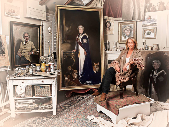 L'artiste, posant dans son studio en compagnie de l'une de ses plus célèbres peintures.