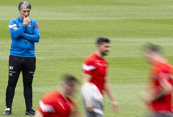 epa10698542 Switzerland&#039;s head coach Murat Yakin looks at players iduring a training session of the Swiss national soccer team in Lucerne, Switzerland, 18 June 2023. Switzerland plays Romania in  ...