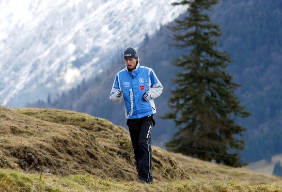 German skijumper Sven Hannawald is jogging through the countryside prior to his jump from the Schattenberg ski jump hill in Oberstdorf, Bavaria, Germany, on Sunday, Dec. 29 , 2002. The competition in  ...