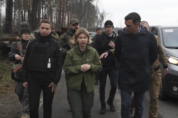 Le premier ministre espagnol, Pedro Sanchez (à droite), et son homologue danoise, Mette Frederiksen (à gauche), discutent avec la vice-première ministre ukrainienne chargée des affaires européennes, O ...