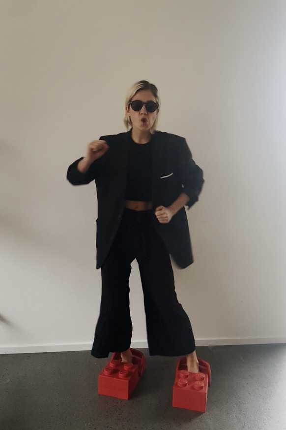 11 idées pour porter les nouvelles Crocs X LEGO.