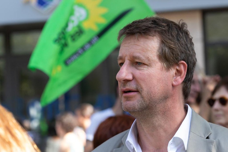 Arrivé en tête du premier tour avec 27,7% des voix, l’eurodéputé était considéré comme le favori.