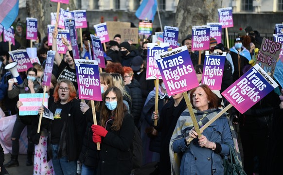 Des manifestants pour les droits des trans manifestent devant à Londres, le 21 janvier 2023.