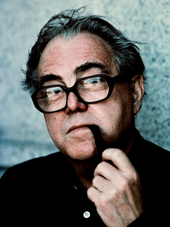 Max Frisch critiqua l’attitude de la Suisse vis-à-vis de la main d’œuvre italienne.
https://permalink.nationalmuseum.ch/100642230