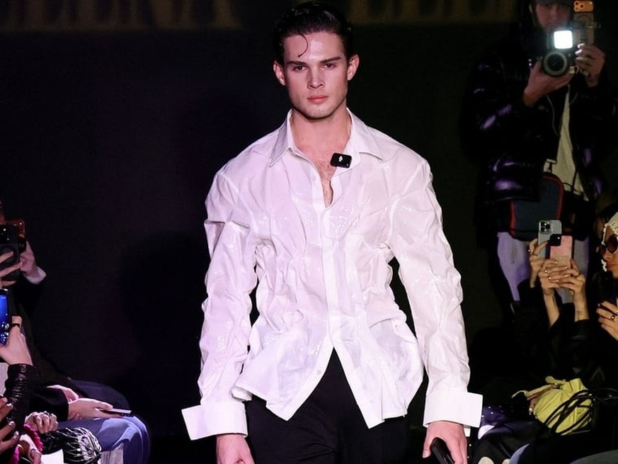 L’Américain Braden Eric Peters, alias Clavicular, figure emblématiques de la scène looksmaxxing. Son message: l'apparence au-dessus de tout. On le voit ici à la Fashion Week de New York, placées cette ...