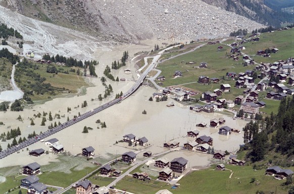 Les inondations survenues dans la zone de glissement de terrain près de Randa, dans la vallée de Zermatt (canton du Valais), où d'importantes quantités de roches se sont détachées en avril et mai ...