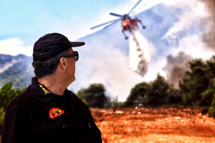 En Grèce, les pompiers tentent de combattre les flammes.