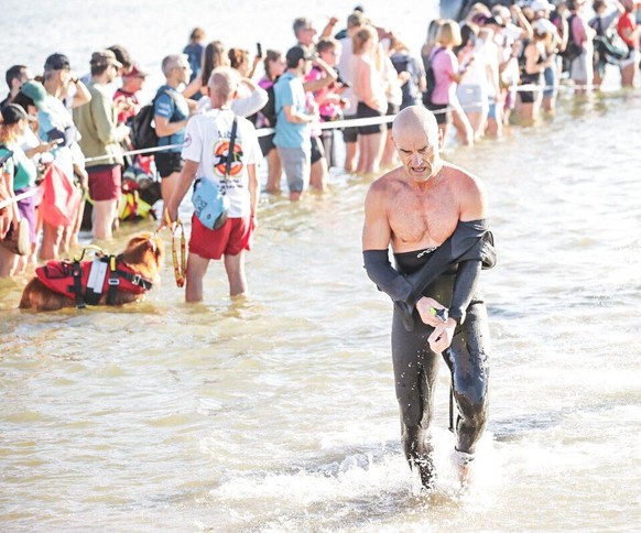Alain Rohrbach lors de la partie natation de l'Ironman d'Emilie-Romagne.