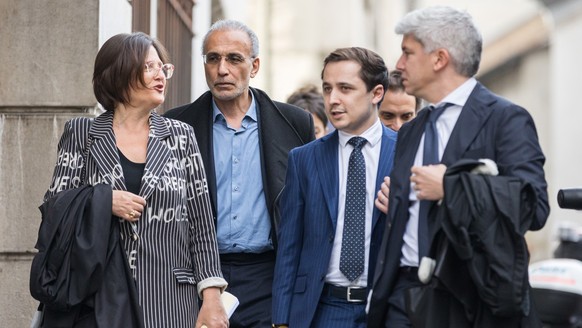 Swiss leading Islamic scholar Tariq Ramadan (2nd from L) arrives with his lawyers Yael Hayat (L), Guerric Canonica (R) and Theo Badan (2nd from R) at Geneva&#039;s courthouse for a first day of hearin ...