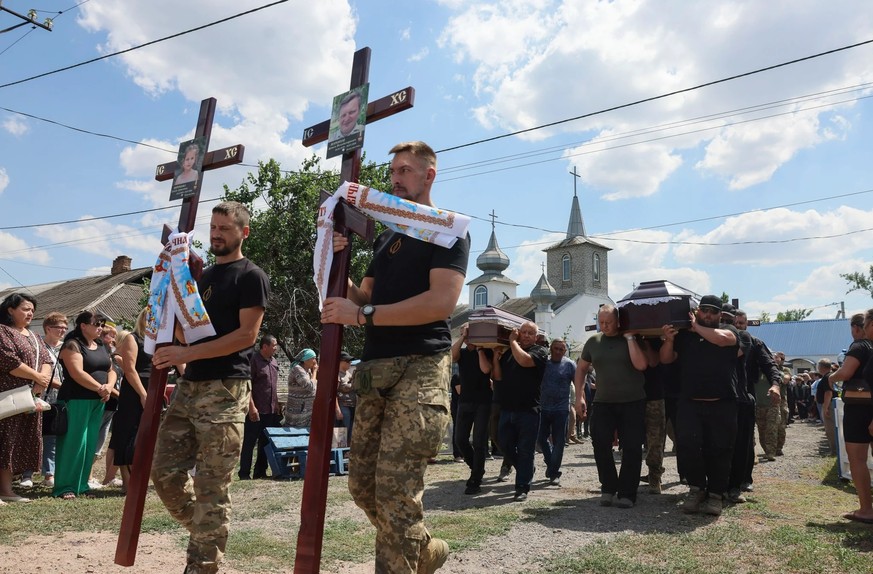 Des funérailles dans la région de Dnipro (centre-est). De plus en plus de civils ukrainiens meurent sous les tirs de missiles russes.
