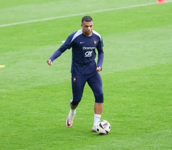 Kylian Mbappé s&#039;entraîne à l&#039;Euro 2024 avec un bandage sur le nez.