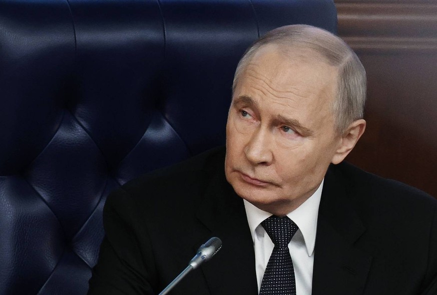 Le président russe Vladimir Poutine lors d'une réunion élargie du Conseil du ministère de la Défense au Centre national de contrôle de la défense à Moscou.