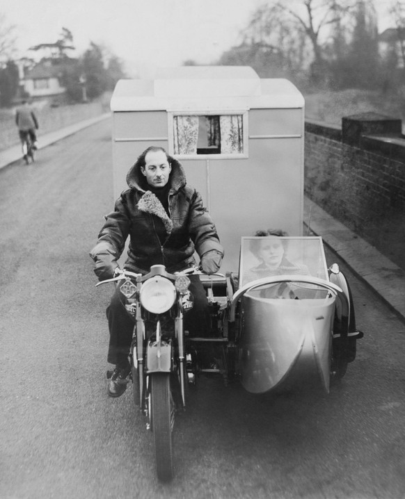 Der Chaletvan , ein in Großbritannien gebauter Wohnwagen für Motorradfahrer. 1965 Die britische Firma Carahomes aus Walton-on-Thames in Surrey hat den ersten Wohnwagen für Motorradfahrer hergestellt.  ...