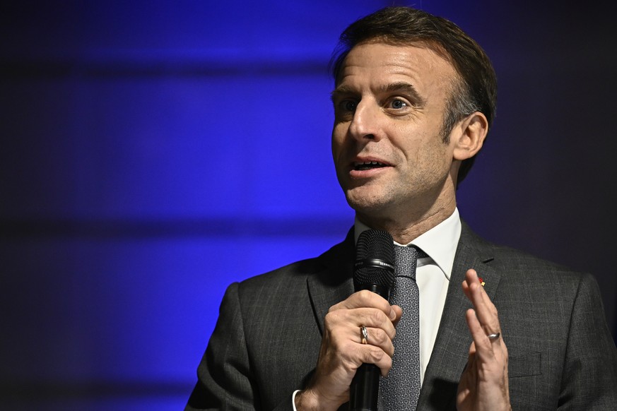 epa11036496 France&#039;s President Emmanuel Macron delivers a speech during a ceremony before France&#039;s handball team players at the presidential Elysee Palace in Paris, France, on 18 December 20 ...