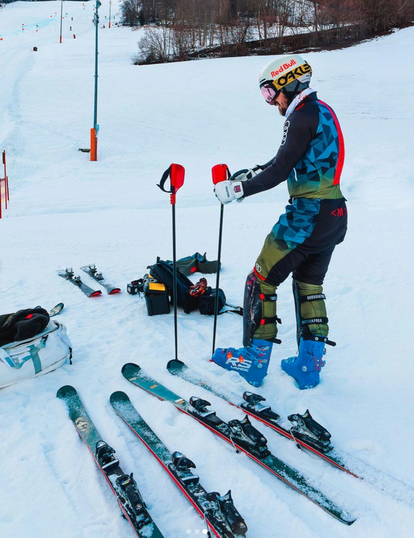 On peut s'apercevoir que la paire de skis qui se trouve au fond est une copie d'une paire de Rossignol.