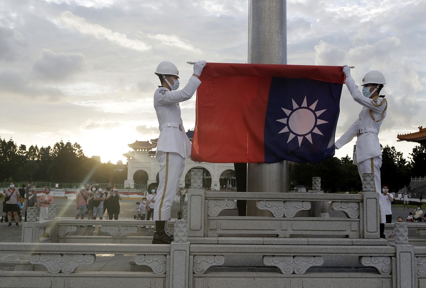 La cérémonie quotidienne autour du drapeau national, sur la place de la Liberté, à Taipei, la capitale.