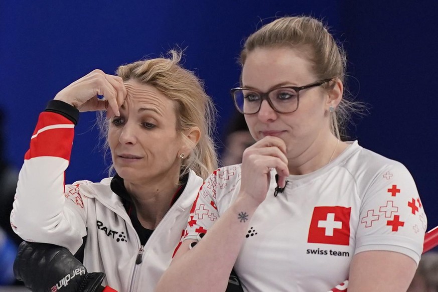 Silvana Tirinzoni (à gauche), Alina Pätz et leurs coéquipières ont perdu la petite finale des JO de Pékin samedi contre la Suède.