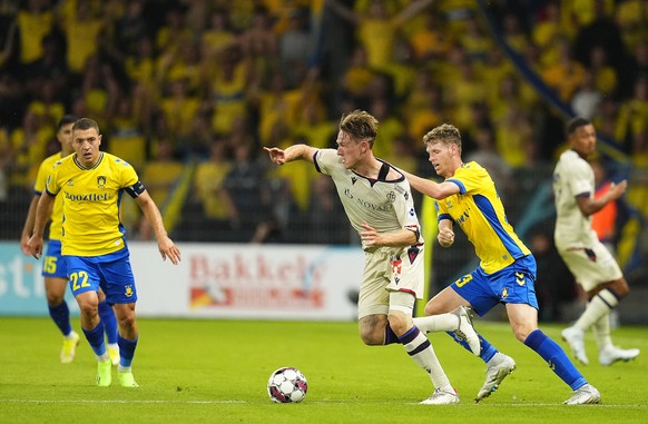epa10106296 Basel&#039;s Wouter Burger (C) in action against Brondby players Josip Radosevic (L) and Christian Cappis (R) during the UEFA Europa Conference League third qualifying round, first leg soc ...