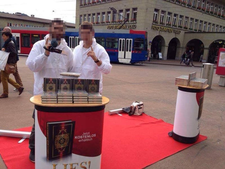 Sandro V. (à gauche) avec le plus jeune frère Ademi à un stand d'information de Lies! à Berne.