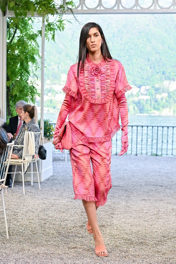 COMO, ITALY - APRIL 29: A model walks the runway at the Chanel Cruise 2025 fashion show at Villa D&#039;Este on April 29, 2025 in Como, Italy. (Photo by Stephane Cardinale - Corbis/Corbis via Getty Im ...