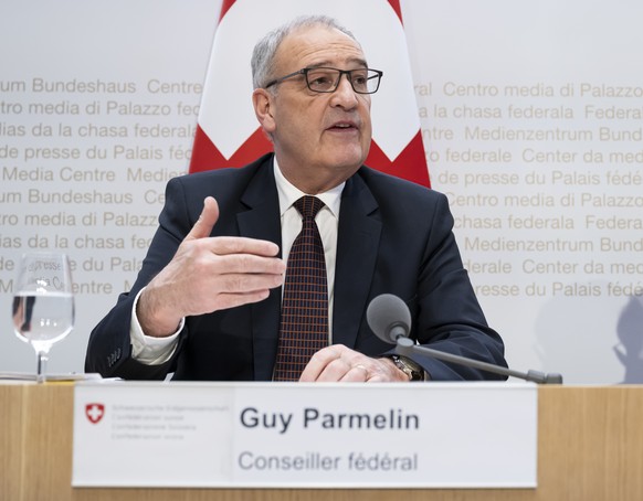 Bundesrat Guy Parmelin, links, spricht neben Bundesraetin Elisabeth Baume-Schneider, rechts, an einer Medienkonferenz ueber das Verhandlungsmandat mit der Europaeischen Union, am Freitag, 15. Dezember ...