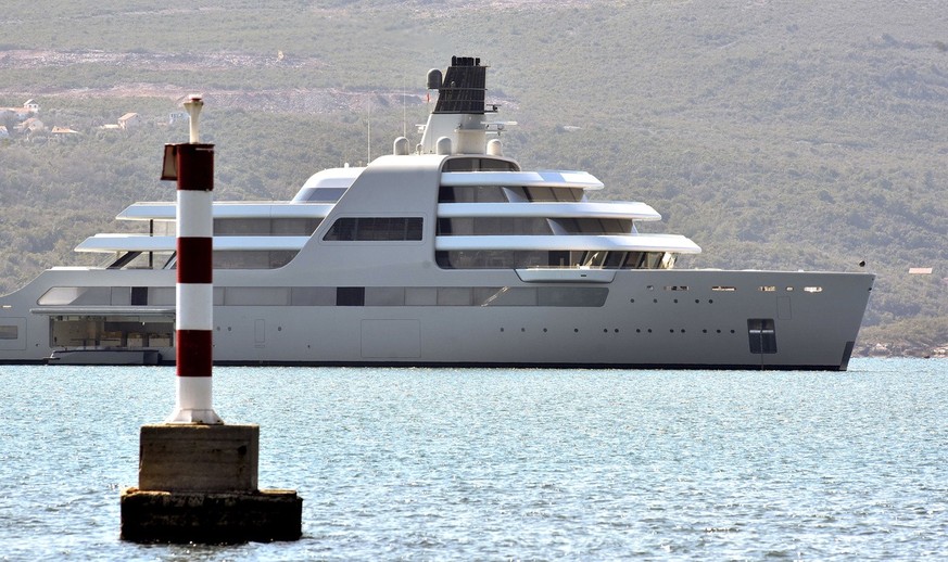 Le superyacht «Solaris» de l&#039;oligarque russe Roman Abramovitch au large de Tivat, Monténégro.