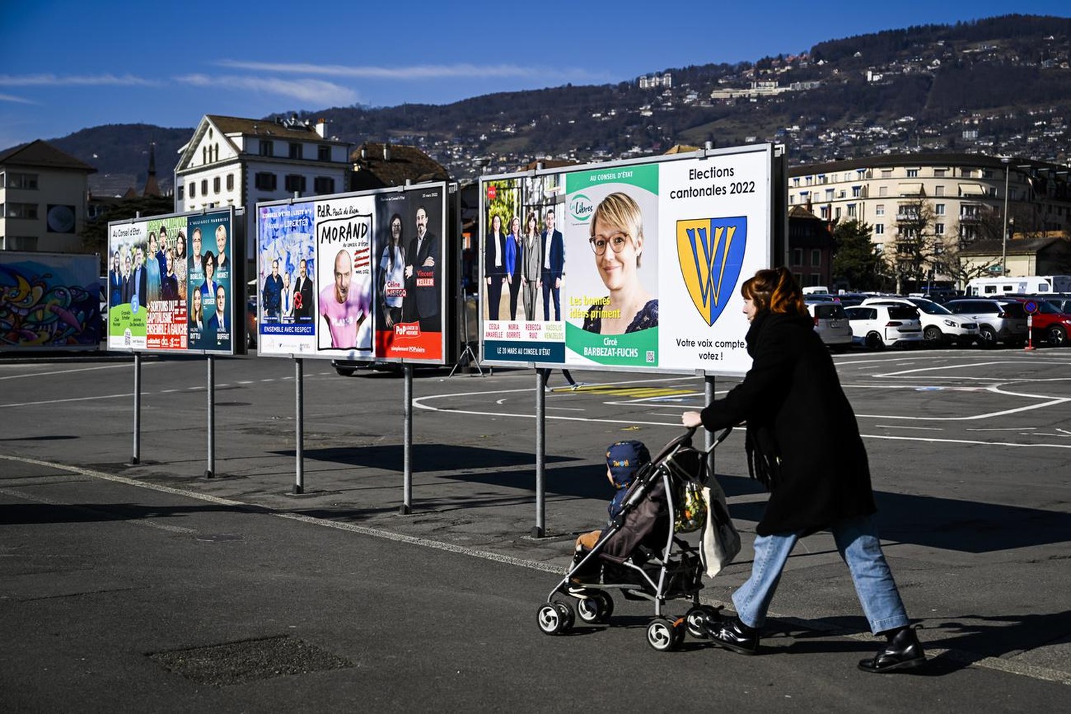 Des affiches pour les prochaines elections cantonales vaudoises le mardi 1 mars 2022 a Vevey. Le 20 mars prochain, les citoyennes et les citoyens vaudois sont appeles a elire le Grand Conseil vaudois  ...