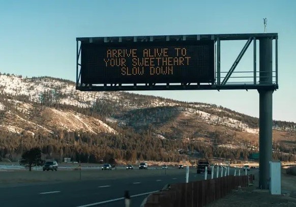 lustige verkehrsschilder autobahn warnschilder https://www.businessinsider.com/funny-highway-signs-messages-safety-federal-scrutiny-new-jersey-2023-2?r=US&IR=T#-16