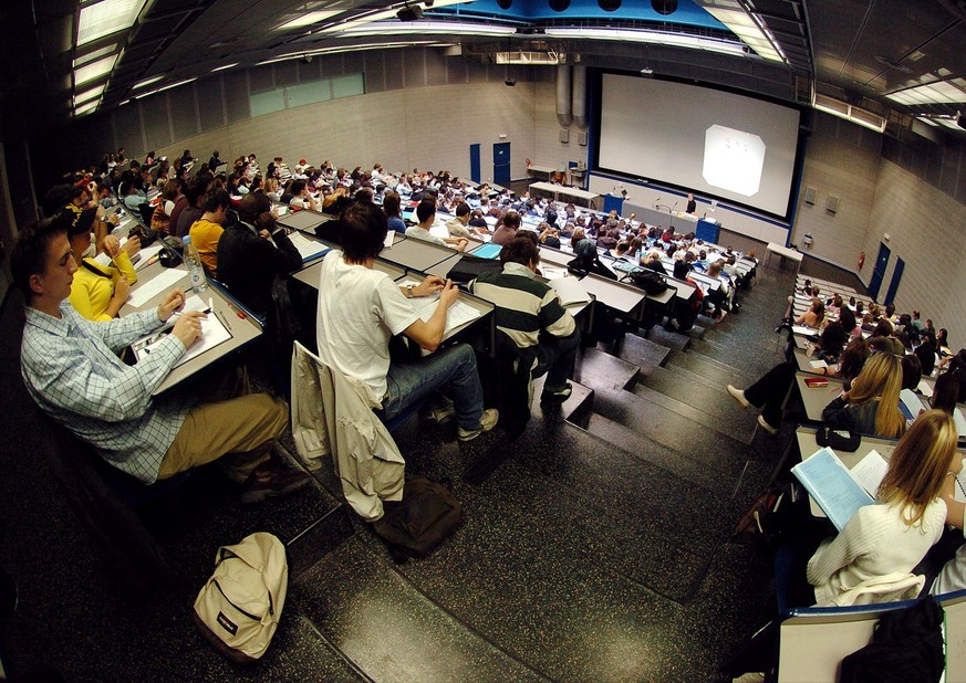 Vues d&#039;un auditoire et de ces etudiants qui ecoutent et ecrivent lors d&#039;un cours dans un auditoire de 400 places de l&#039;UNI Mail Universite de Geneve ce jeudi 18 mars 2004. (KEYSTONE/Mart ...