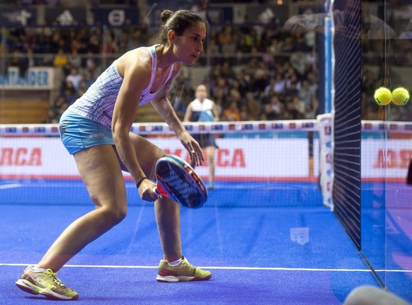 En padel, sorte de mix entre le tennis et le squash, on peut utiliser les parois pour faire rebondir la balle.