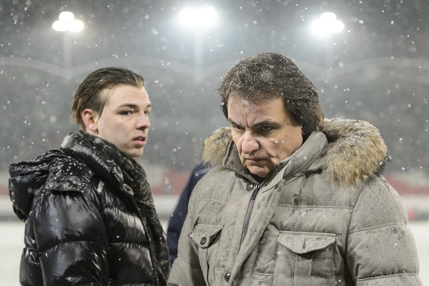 Barthelemy Constantin, gauche, team manager du FC Sion, et le president du FC Sion Christian Constantin, droite, quittent la pelouse recouverte de neige, lors de la rencontre de football de Super Leag ...