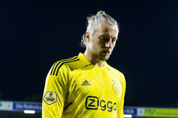 epa10302461 Ajax goalkeeper Remko Pasveer reacts during the Dutch Eredivisie soccer match between FC Emmen and Ajax Amsterdam in Emmen, Netherlands, 12 November 2022. EPA/Cor Lasker