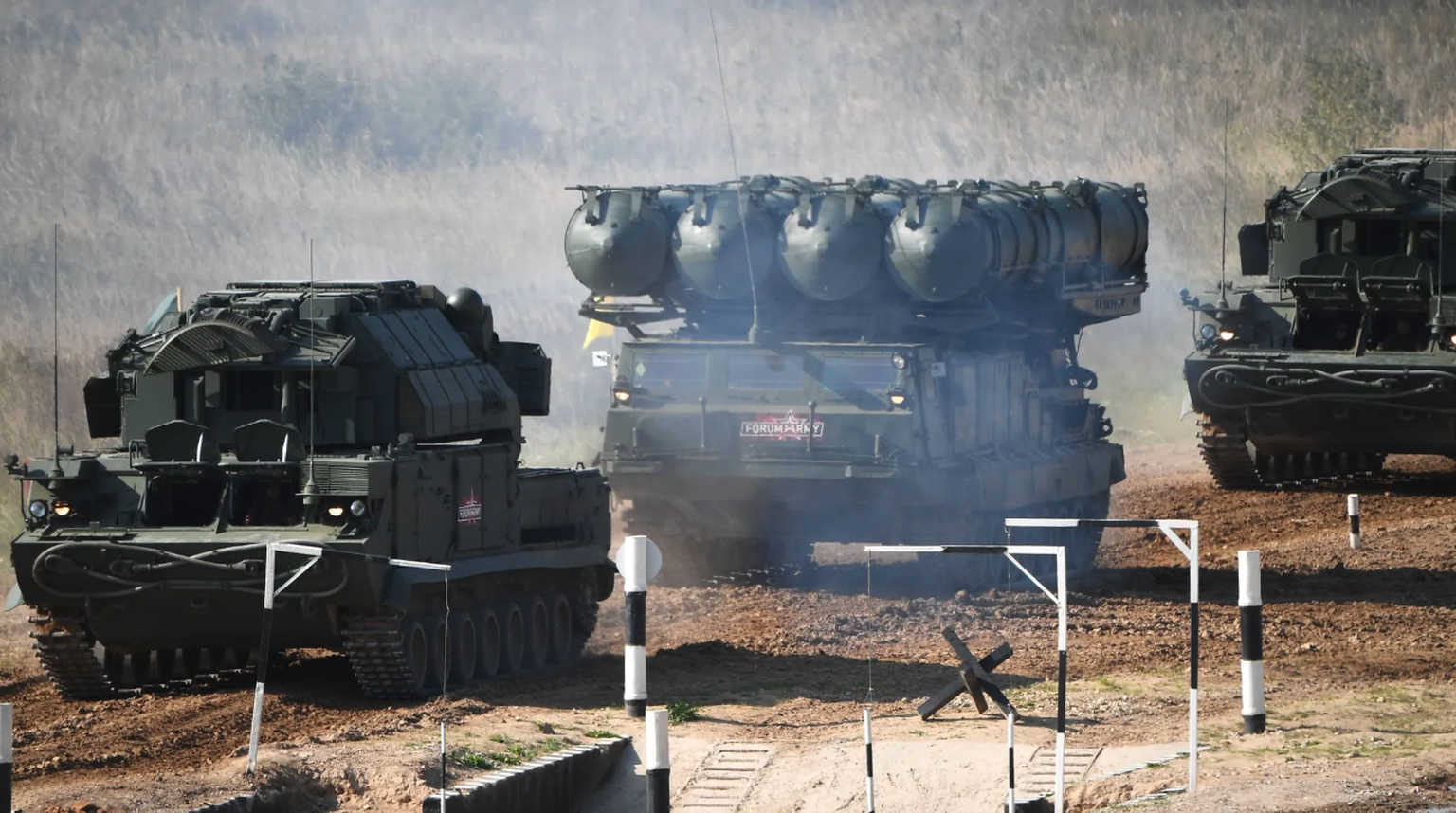 Armes de l'époque soviétique: systèmes anti-aériens Tor-M2 (à g.) et S-300 aux Jeux militaires internationaux près de Moscou (photo d'archive).