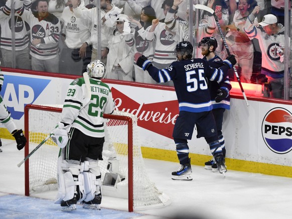 La joie de Mark Scheifele (55), auteur du 1er des 4 buts marqués par les Jets jeudi