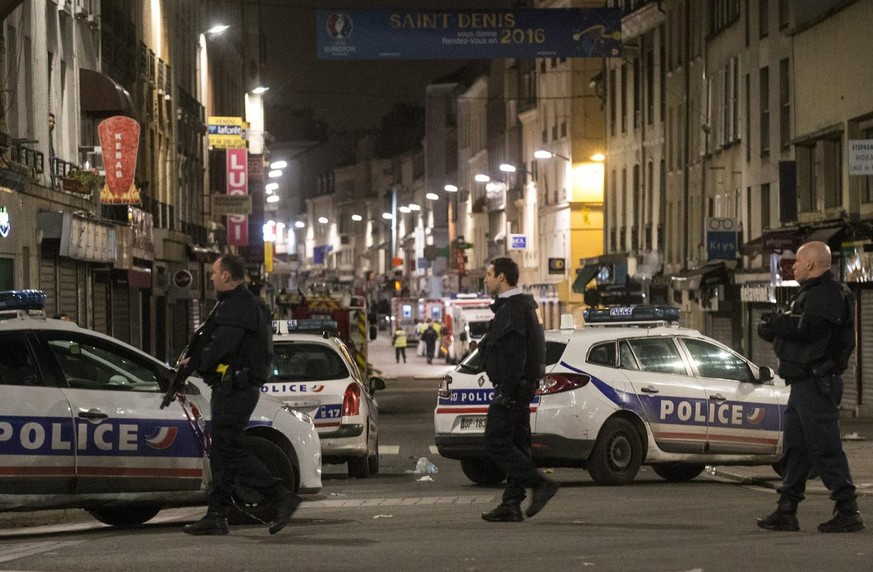 epa05030634 French police members participate in an raid in the city center of Saint Denis, near Paris, France, 18 November 2015. Shots were heard as police raided a northern Paris suburb early 18 Nov ...