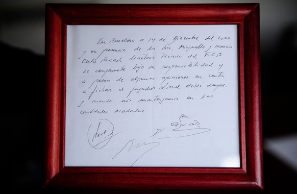 La collaboration entre le FC Barcelone et Lionel Messi a été scellée en 2000 sur cette serviette de table.