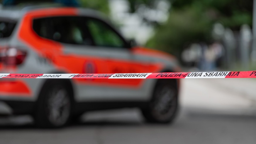Polizeieinsatz der Kantonspolizei Tessin vor der Berufsschule in Bellinzona, nachdem gemeldet wurde, dass ein Lehrer von einem Schueler bedroht wurde, der moeglicherweise eine Waffe bei sich trug, auf ...