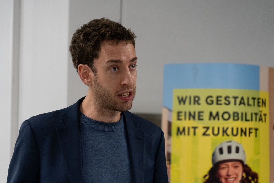 VCS-Co-Praesident David Raedler spricht an der Jahresmedienkonferenz des Verkehrs-Clubs der Schweiz (VCS), am Donnerstag, 9. Januar 2025, in Bern. (KEYSTONE/Laurent Merlet)